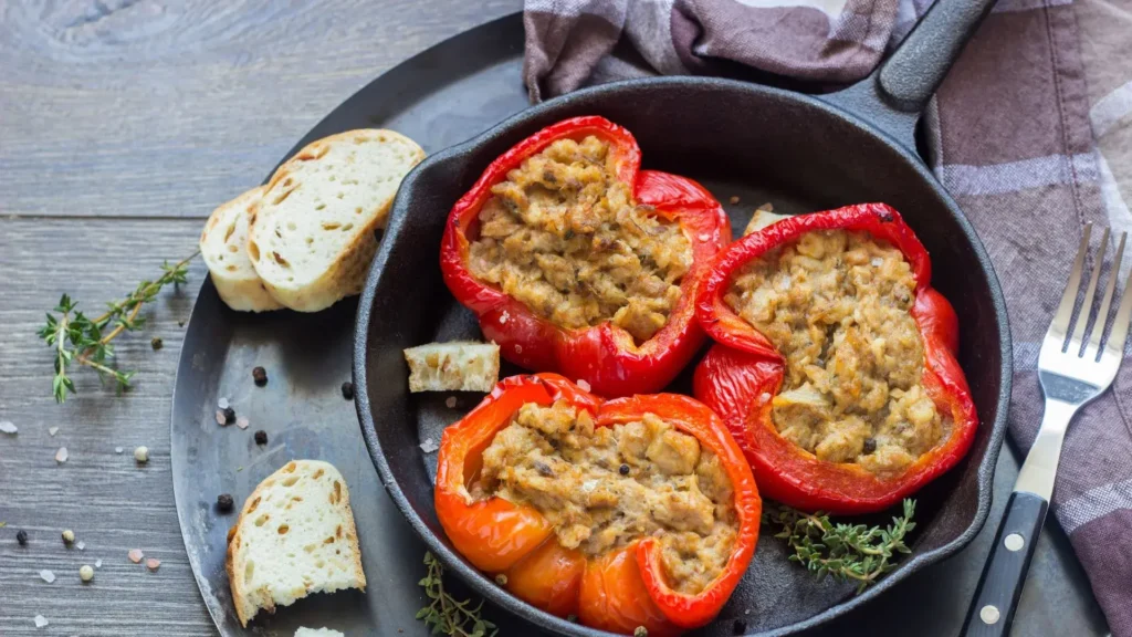 Receta saludable de chiles rojos rellenos de atún al horno, una opción de cena nutritiva y colorida para la familia